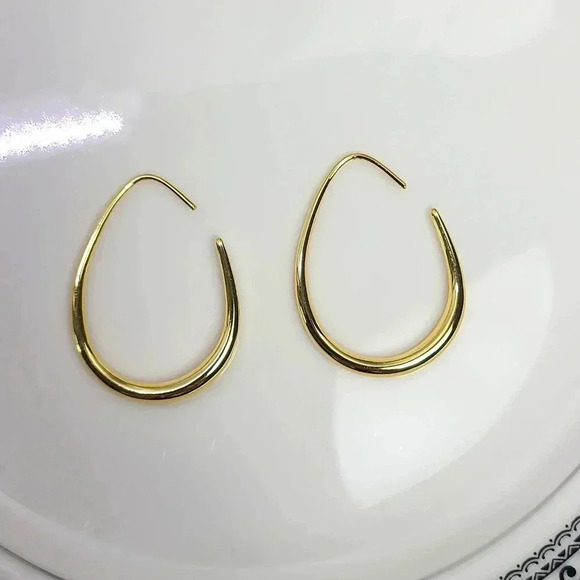 Vintage gold tone simple design earrings - Picture 4 of 6